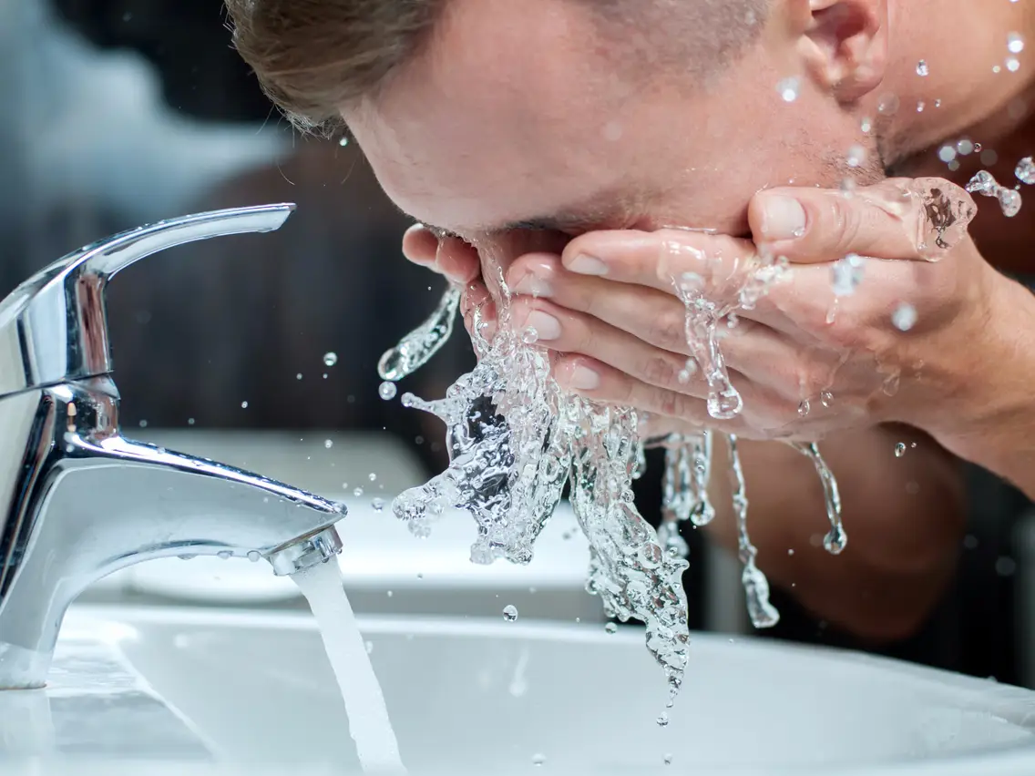 استفاده از آب ولرم در مراحل شستشوی صورت چرب