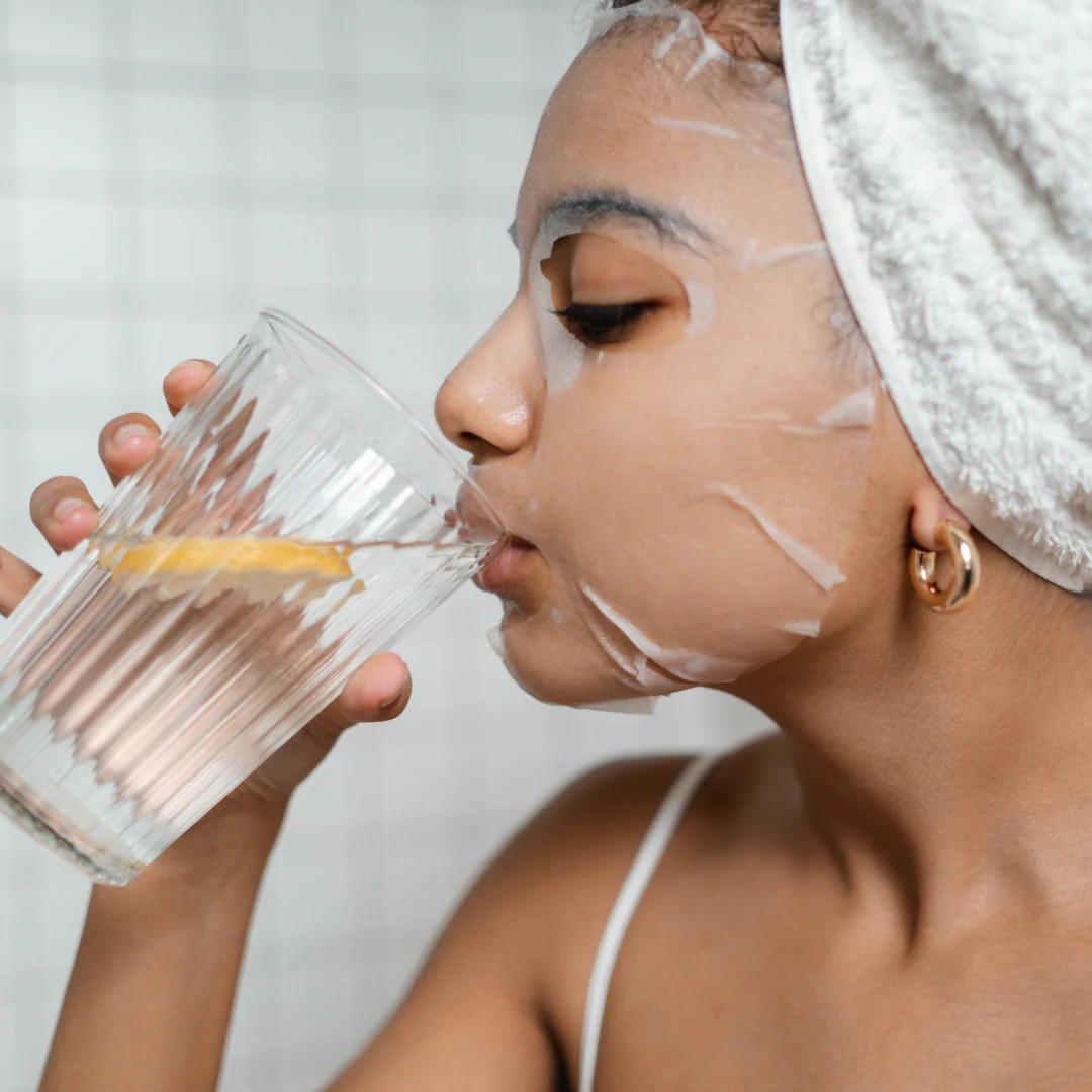 نوشیدن آب کافی برای آبرسانی به پوست در خانه
